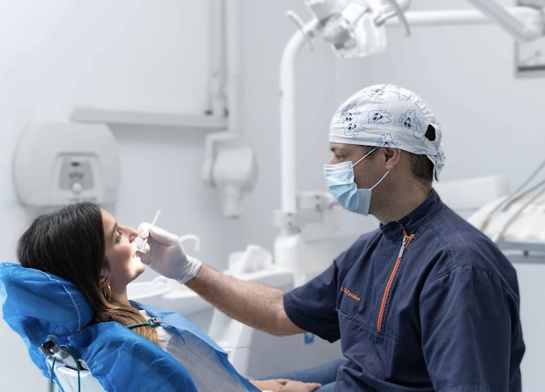 Un dentista dello studio durante una visita