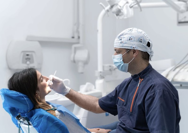 Il Dr. Giovanni Fassina durante una visita nello studio di Mestre